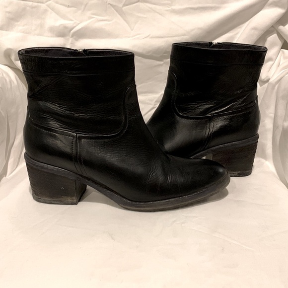 Donald J Pliner black leather booties. Size US 7 1/2. - Picture 6 of 10